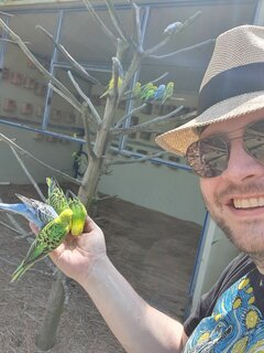 Mann mit Vögeln (2023, Hallim Park, Korea)